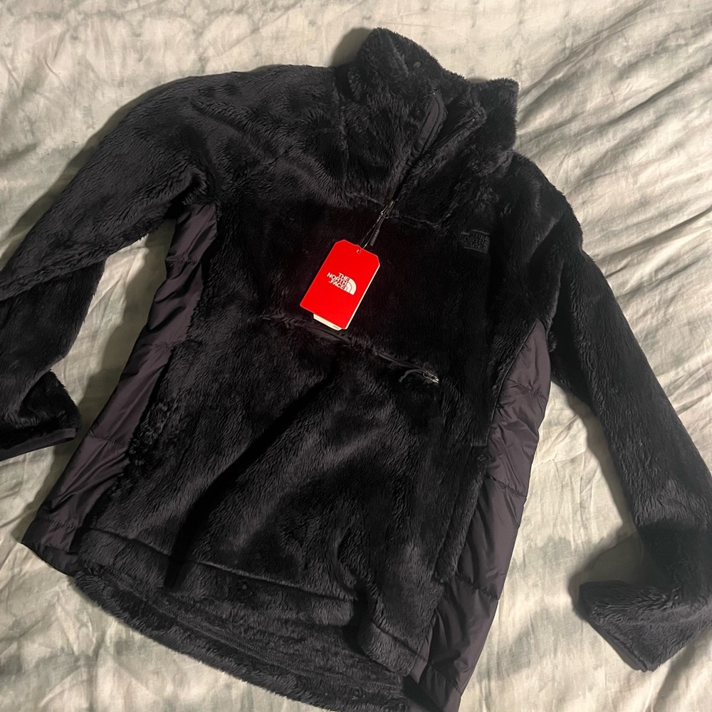 The North Face Black Osito 1/4 Zip with zipper front pocket, Cozy and Stylish